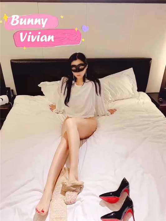 【极品反差婊】推特女神爱丝袜Vivian姐定制版流出 - 性感花纹肉丝榨精御姐[1V/412MB]